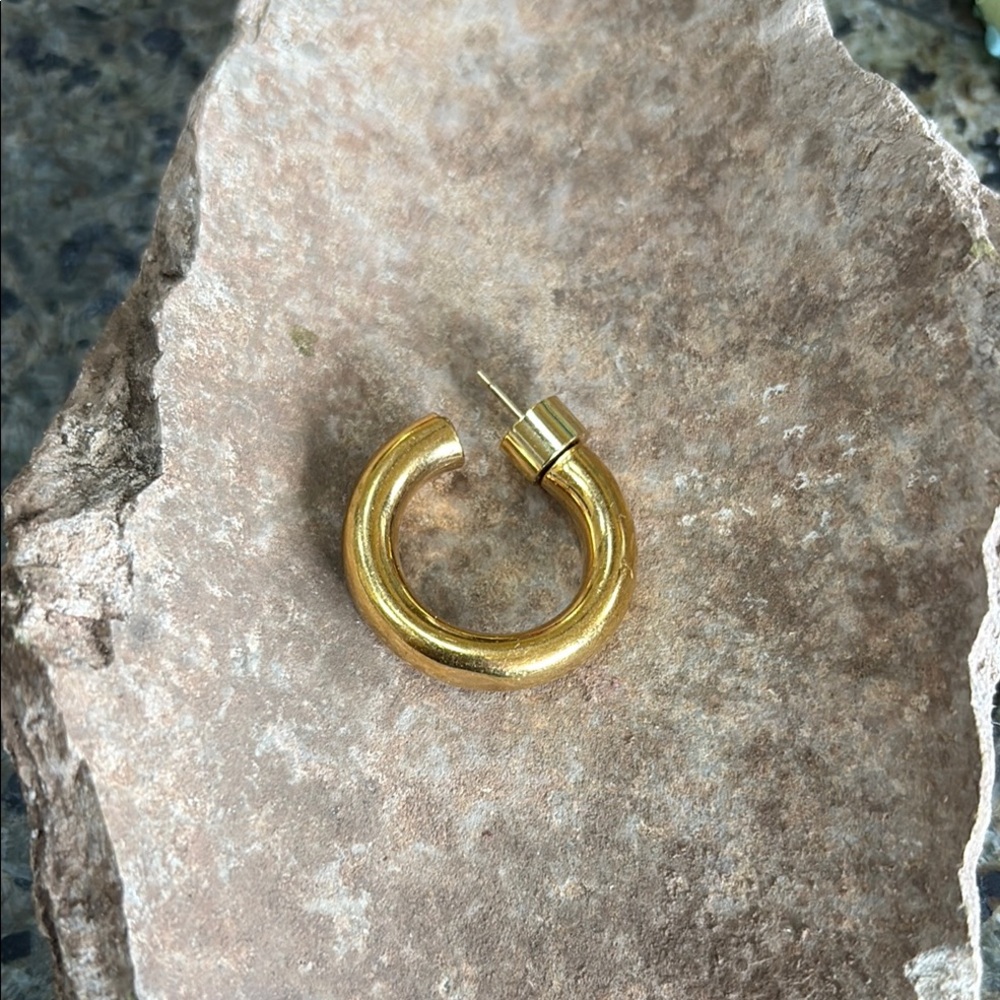 Single Jennifer Fisher Samira 1” gold hoop earring